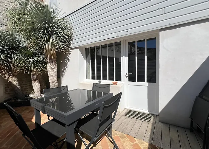 Holiday home Maison De Village L'a N N E X E Proche Du Port